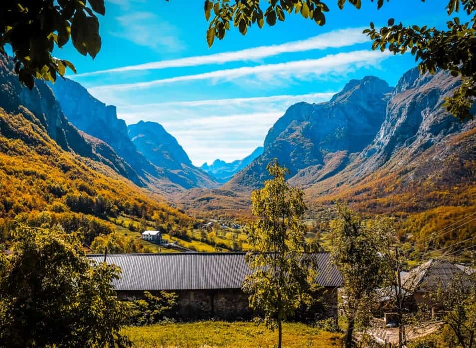 Vusanje - Blick vom Gästehaus auf die Berge