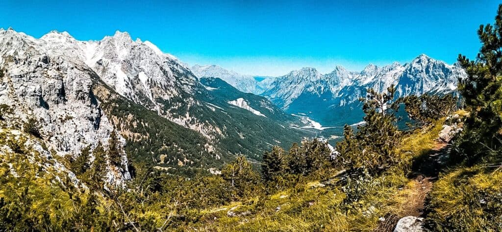 Altenativtext: Gipfel der Balkane, beeindruckende Bergwelt und Panorama in den Alpen.