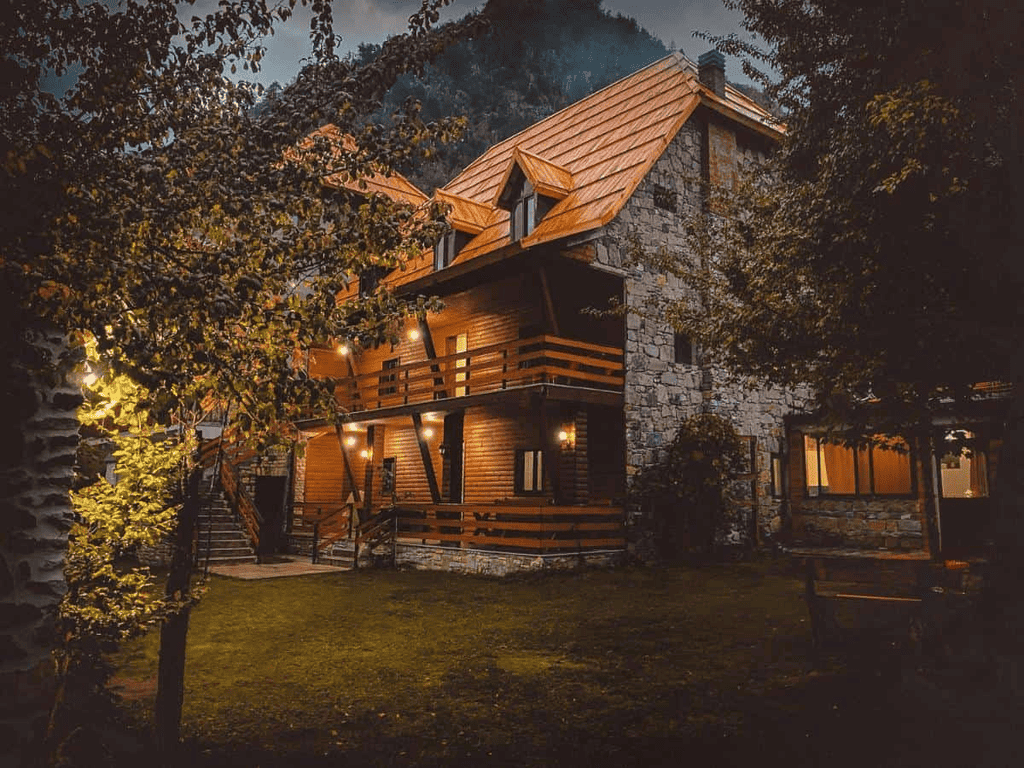 Peaks-of-the-Balkans_Unterkunfte - Steinhaus im Wald in den albanischen Bergen