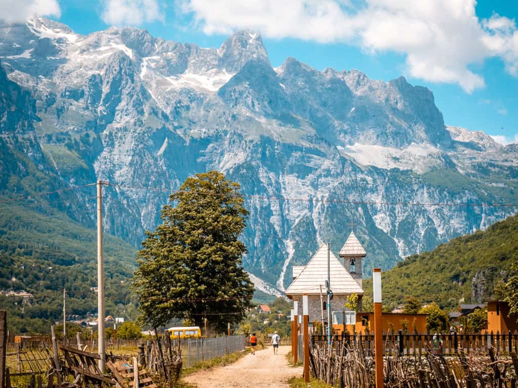 Peaks of the Balkans, beeindruckende Berglandschaft in Theth Albanien, malerische Natur und traditionelle Dörfer.