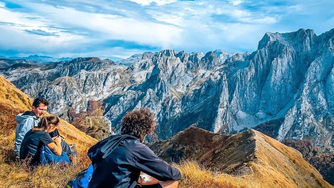 6 jours Peaks of the Balkans Randonneurs dans les montagnes avant les hauts sommets