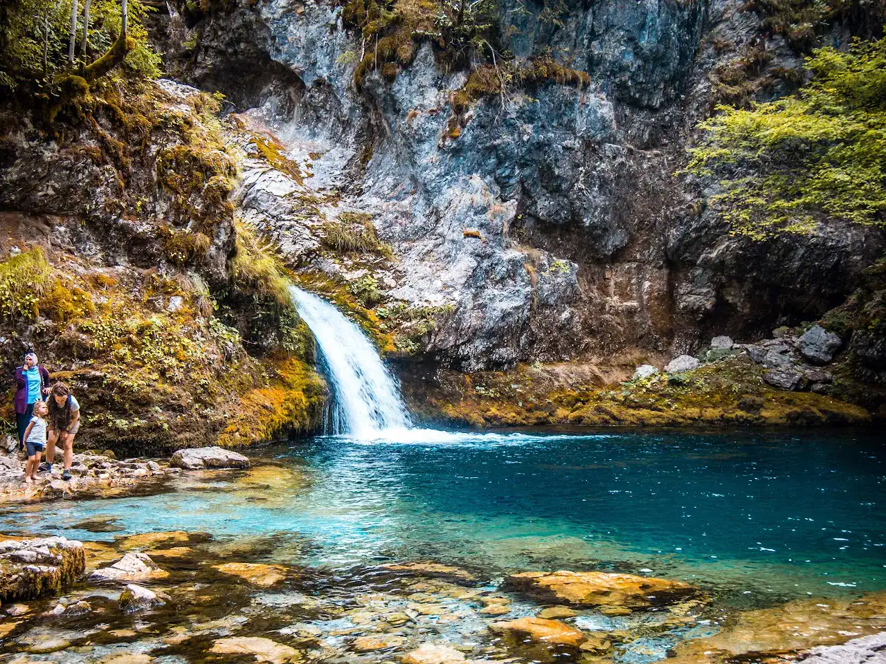 Blue Eye Theth Pool in de Albanese Alpen