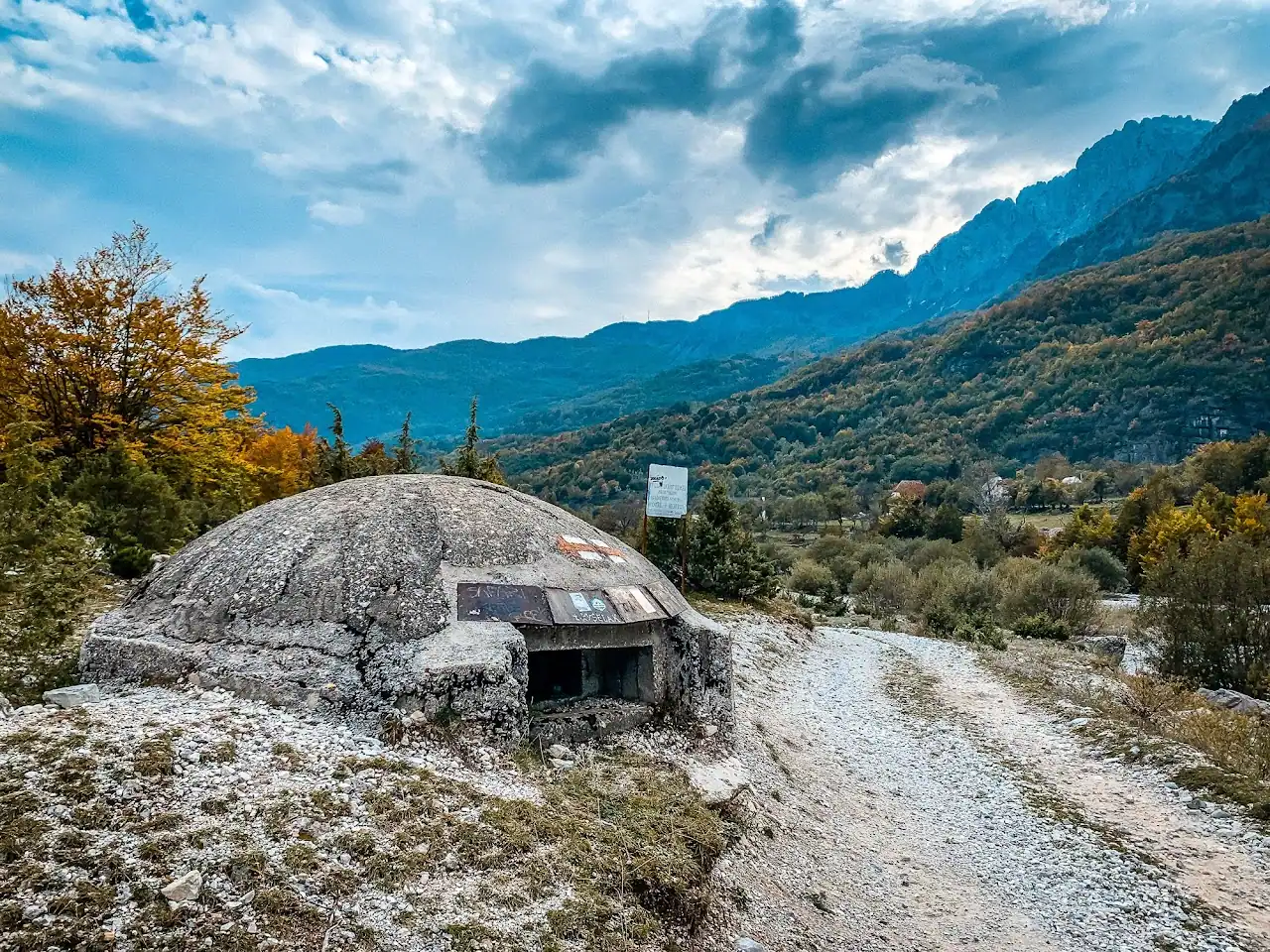 Bunker op de Theth naar Vusanje wandelroute in de Pieken van de Balkan