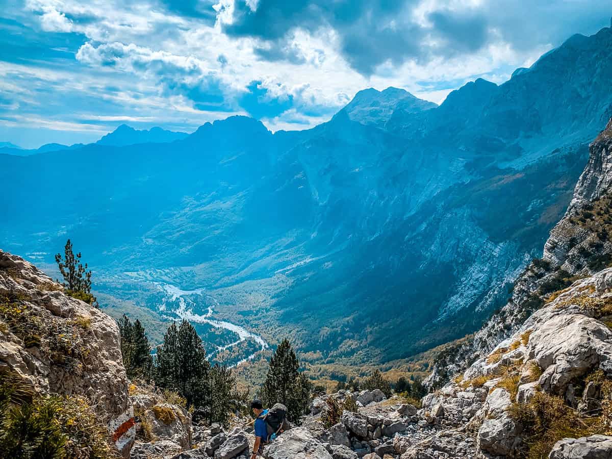 Wandelaars kort voor de afdaling in de Valbona-vallei Albanië
