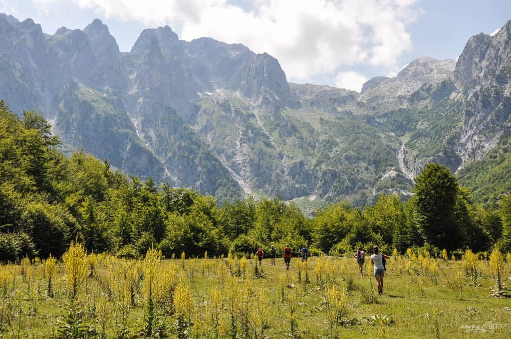 Peaks of the Balkans Tour Gruppe Wanderer vor hohen Gipfeln