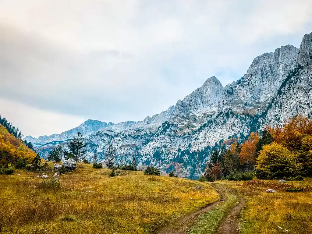 Vusanje Theth Randonnée panorama de montagne impressionnant dans une nature intacte
