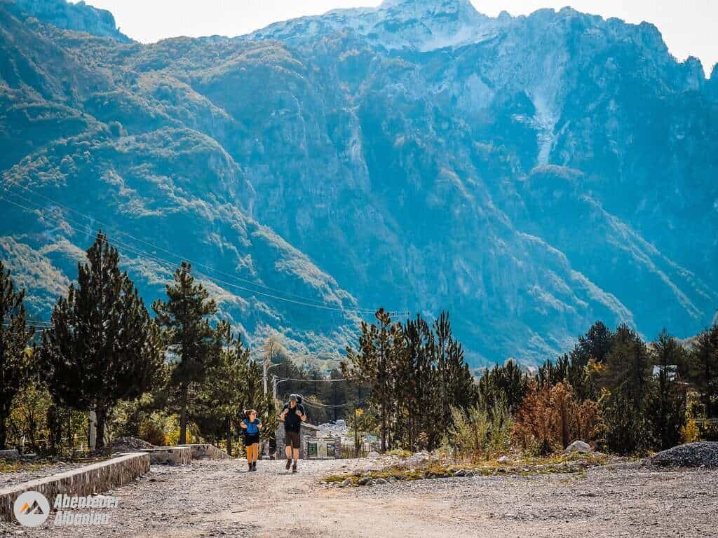 7 jours Peaks of the Balkans Randonnée Theth Valbona Vue de la vallée sur les montagnes